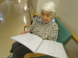 パソコン教室すずらん様から歌詞集を贈呈していただきました。